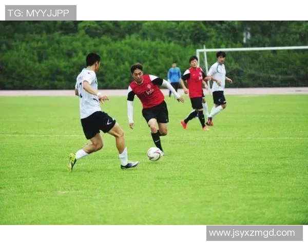 足球明星场外踢球趣事揭秘球场之外的精彩瞬间与友谊互动